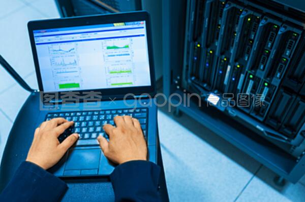 数据中心机房中的服务器固定与网络系统技术服务